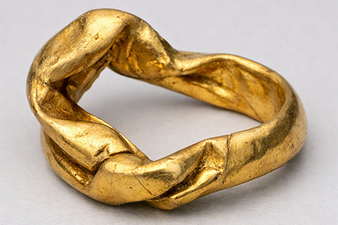 歪んだ指輪の画像